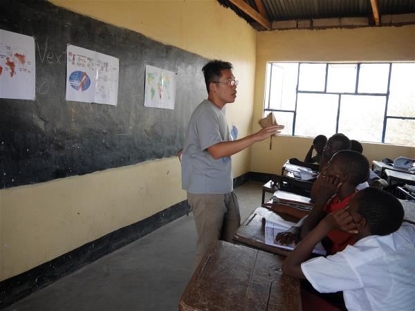 江卓鴻成為輔仁大學坦尚尼亞國際醫療志工團的一員，從中也體悟到志工的價值。