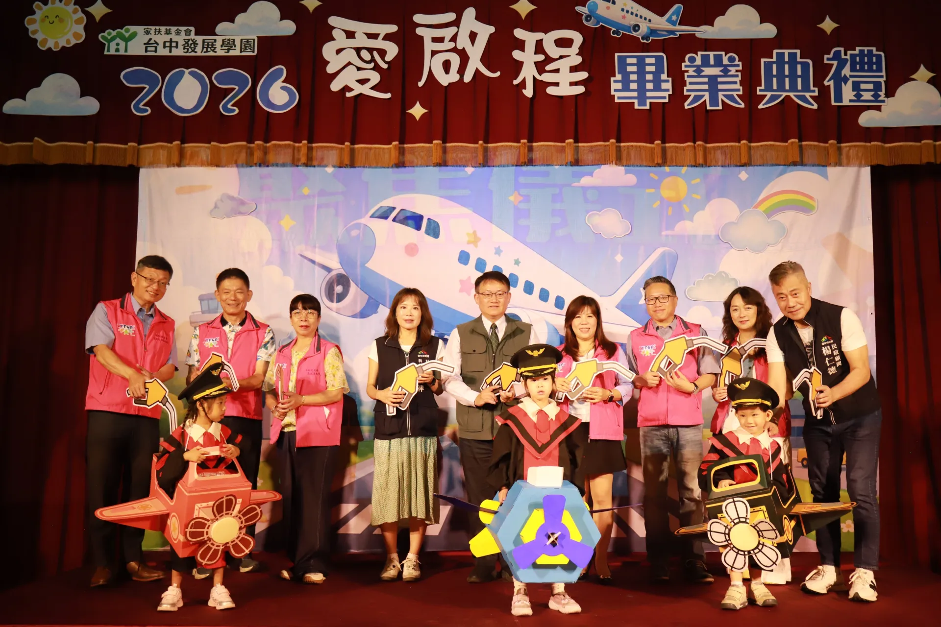 由社會局吳怡萍科長與貴賓們，用能量加油槍把滿滿的勇氣、信心與祝福注入，祝福畢業生勇敢飛翔！