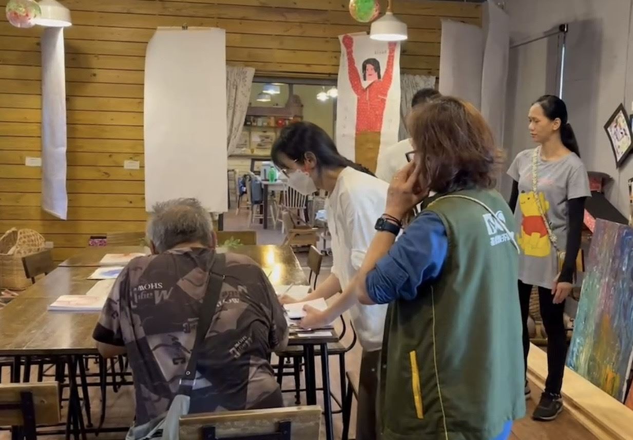 芥菜種會花蓮習藝所持續提供年長者的地震後的安置服務,圖為長者辦理入住手續。(芥菜種會提供)