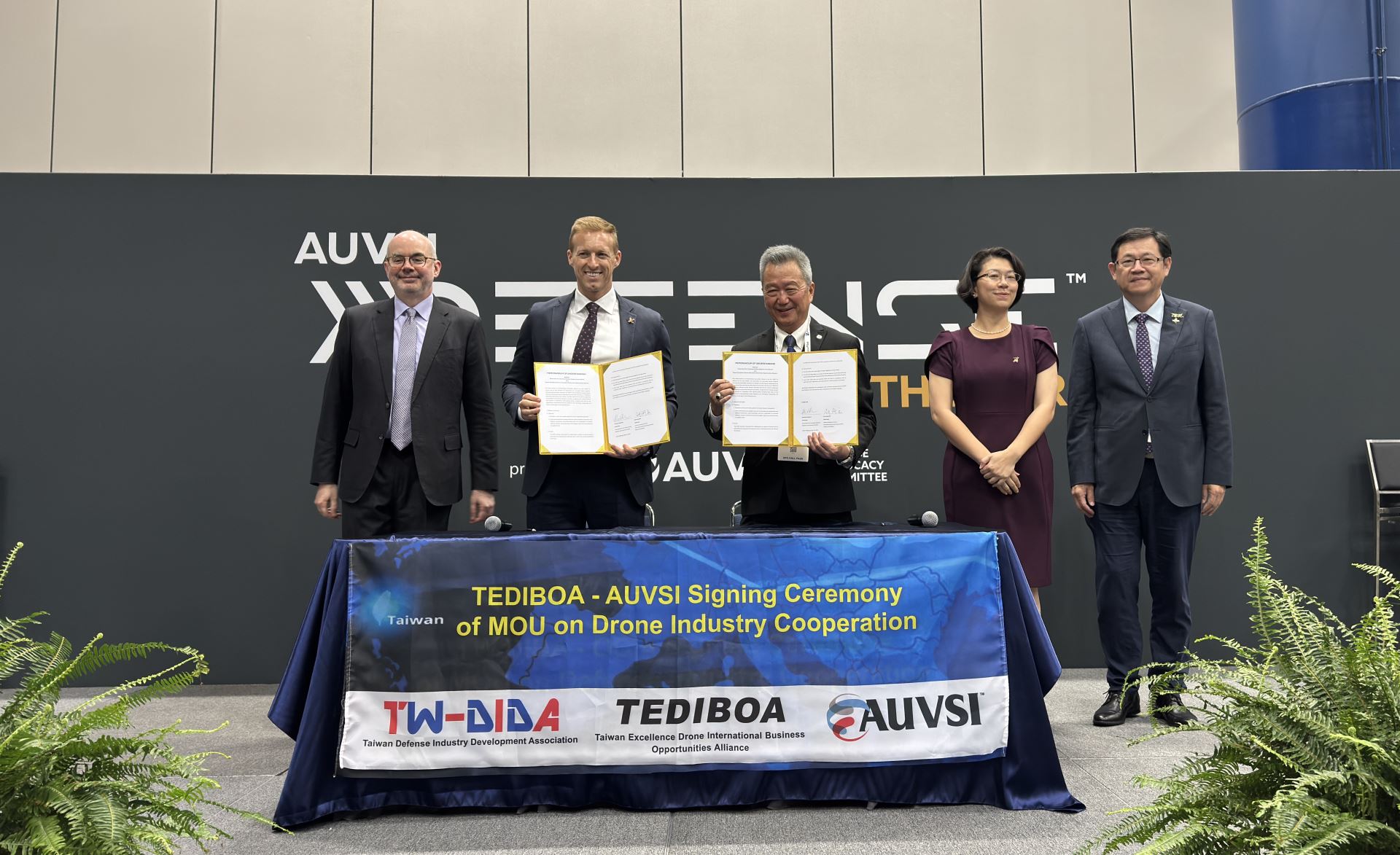 台灣卓越無人機海外商機聯盟（TEDIBOA）赴美參展，並與國際無人系統組織(AUVSI)簽署產業合作備忘錄。