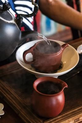 洪志勝認為，九份有礦業的歷史脈絡，還可欣賞多層次的美景，深具魅力，於是他開設茶坊，邀大家共賞。