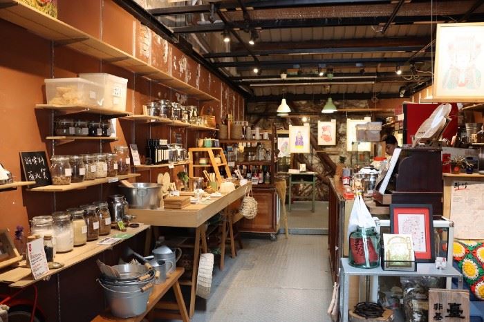 新村小商號的商品多元，從食物、天然民具、清潔用品，甚至到寵物用品通通都有。 攝影／蔡昀彤