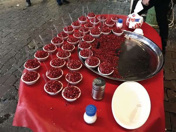 在市集上販售的鮮紅石榴。