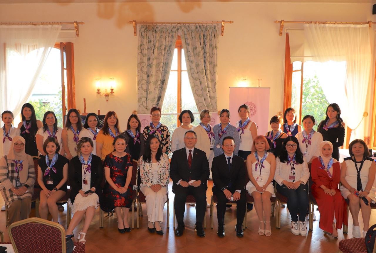 駐土耳其代表處黃志揚代表與台商及僑民代表合影。