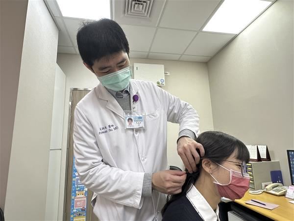 北醫附醫傳統醫學科醫師蘇柏璇說,針灸、服用科學中藥或茶飲,皆可改善身體不適。(郭美瑜攝)