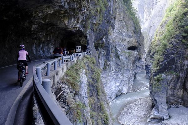 太魯閣沿途,盡是令人讚嘆的壯闊山巒、深邃峽谷與氣勢雄偉的山景。(林格立攝)
