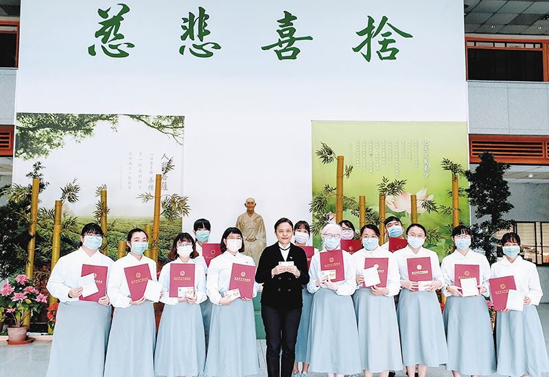 Tzu Chi University president Ingrid Liu, front row center, stands with students honored by the Ministry of Education for their volunteer work. (Photo courtesy of Tzu Chi University)