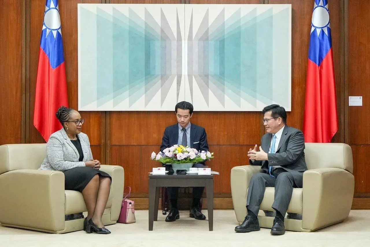 Foreign Minister Lin Chia-lung (right) discusses Taiwan’s World Health Organization participation with World Medical Association President Jacqueline Kitulu Dec. 3 in Taipei City. (MOFA)