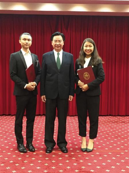 黃鈺雯以卓越的學術與國際參與表現，獲得2019年外交部獎學金，由外交部長吳釗燮（中）親自頒贈。