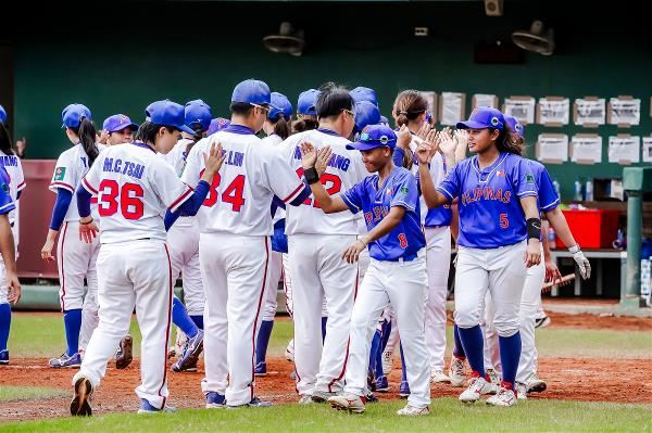 2026年WBSC女子棒球世界盃台南分組賽在亞太國際棒球訓練中心舉行，中華隊與菲律賓隊在場上交鋒、場下交流，展現國際賽場上的交流與友誼。