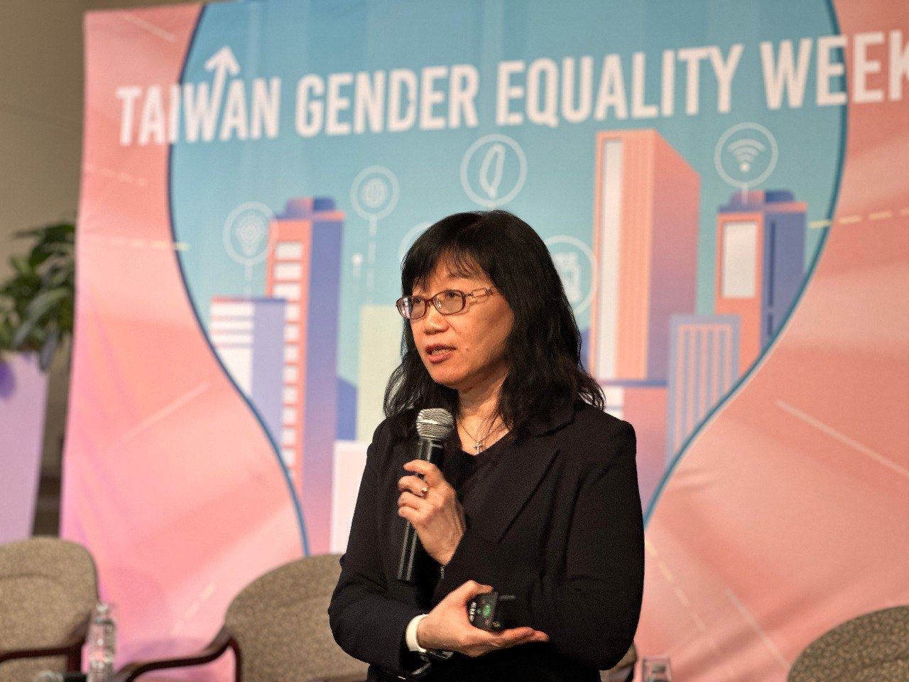 國科會副主委陳儀莊發表簡報，說明台灣政府推動性平的願景及目標。