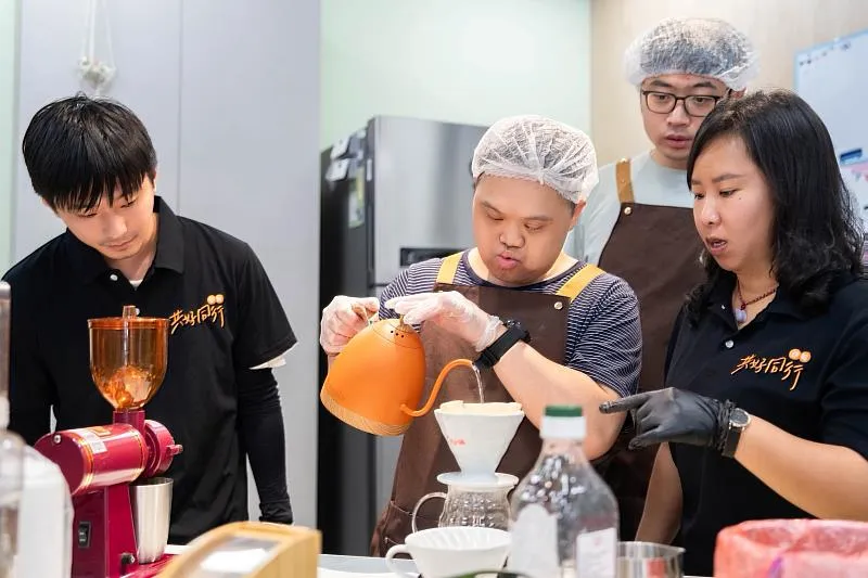 新竹縣政府委託伊甸基金會成立以利亞小作所，透過手沖咖啡、果乾製作與自立生活訓練，幫助障礙者建立各項所需能力。