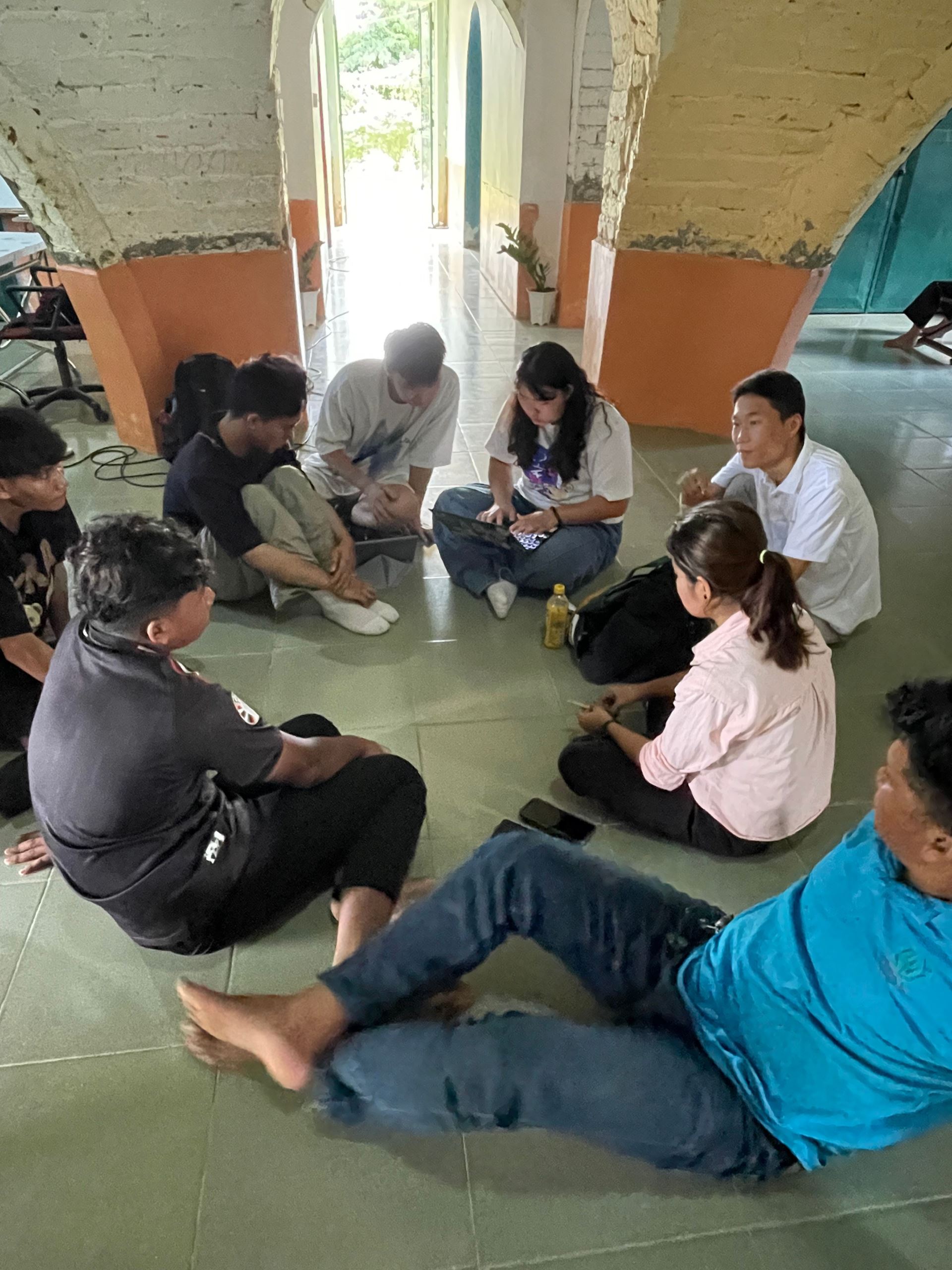 負責農產品品牌化的學員正在討論方案，並邀請柬國青年一同設計商標