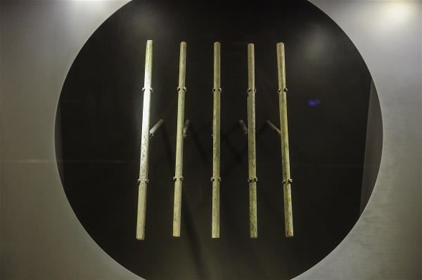 細長的中空玉管。（外交部資料）
