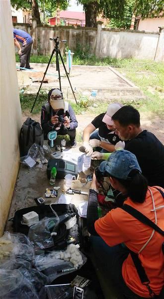 暨大團隊不僅攜帶儀器至現場檢測水的酸鹼值、濁度與微生物指數,為求慎重,還將樣本帶回台灣,由相關單位檢測是否含有重金屬,進一步評估慢濾池的實用性。(暨南大學提供)