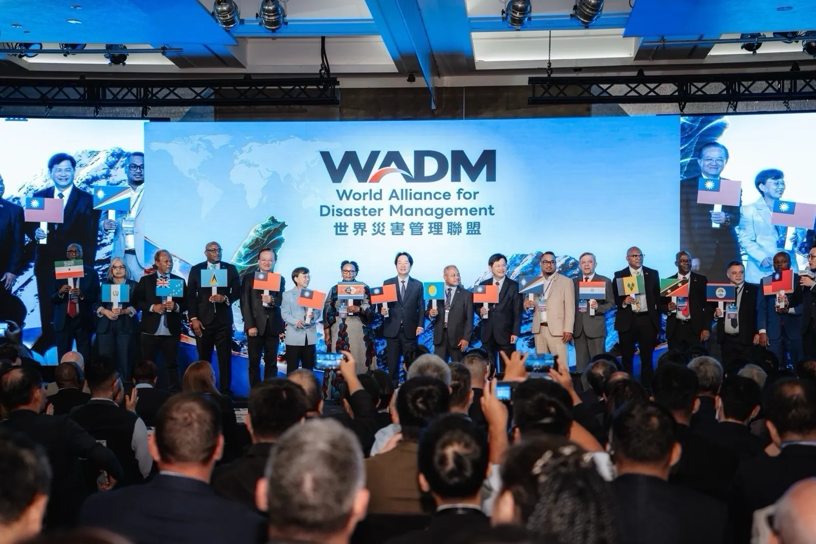 賴清德總統於9月19日上午「世界災害管理聯盟」（World Alliance for Disaster Management, WADM）、「全社會防衛韌性國際論壇」及「災害防救學院國際研討會」（International Disaster Education and Action Forum, IDEA）聯合開幕之WADM啟動儀式環節，與創始會員國代表團團長合影。