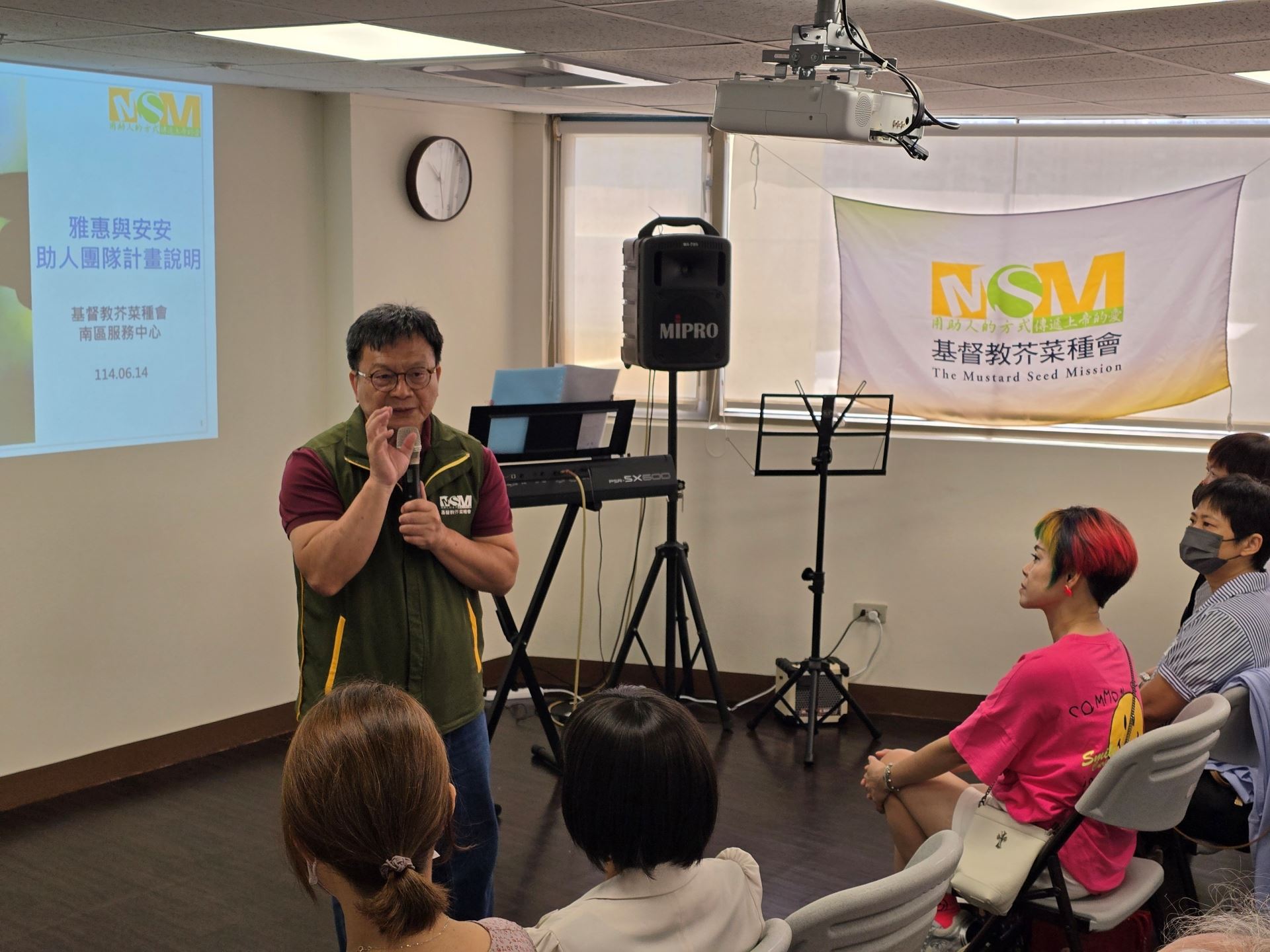 芥菜種會執行長李肇家肯定志工是社區的守望者，是走進邊緣之地的光與鹽。（芥菜種會提供）