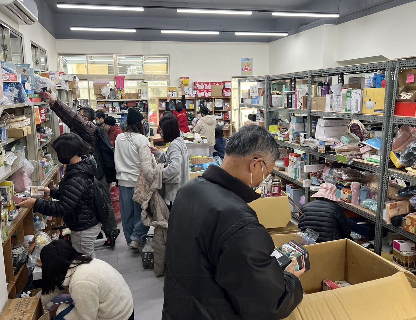 幸福小舖的好好市集吸引眾多民眾前來撿便宜做公益,讓資源永續愛地球。(南台中家扶提供)