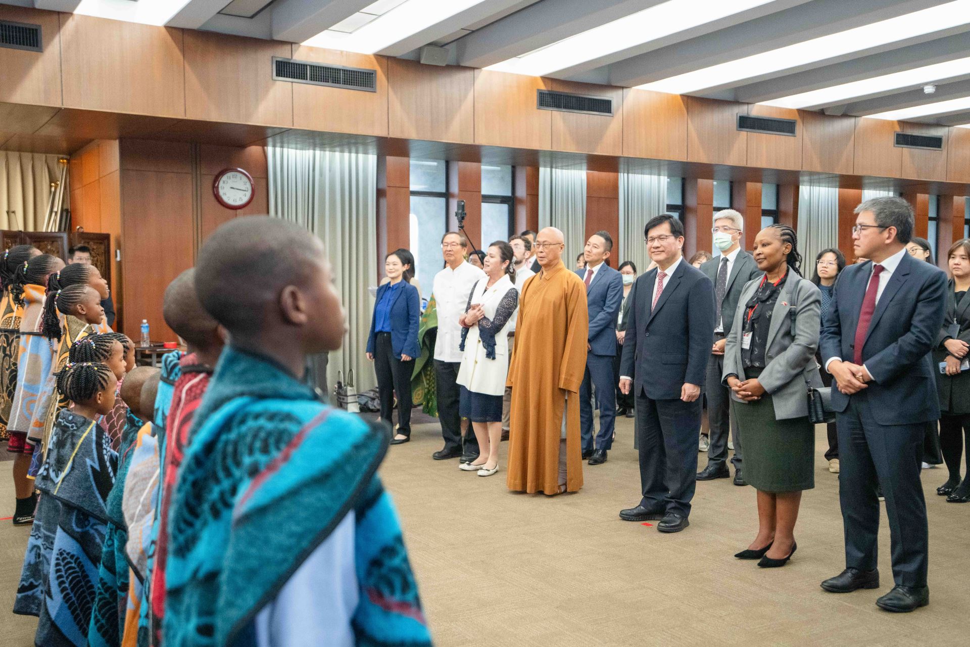 外交部長林佳龍（右三）及阿彌陀佛關懷中心慧禮法師（右四）等外賓及同仁觀賞賴索托院童歌唱表演。