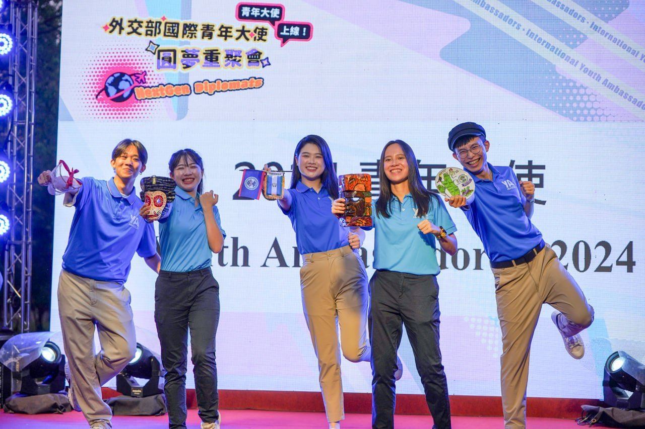 2024年青年大使團服走秀。