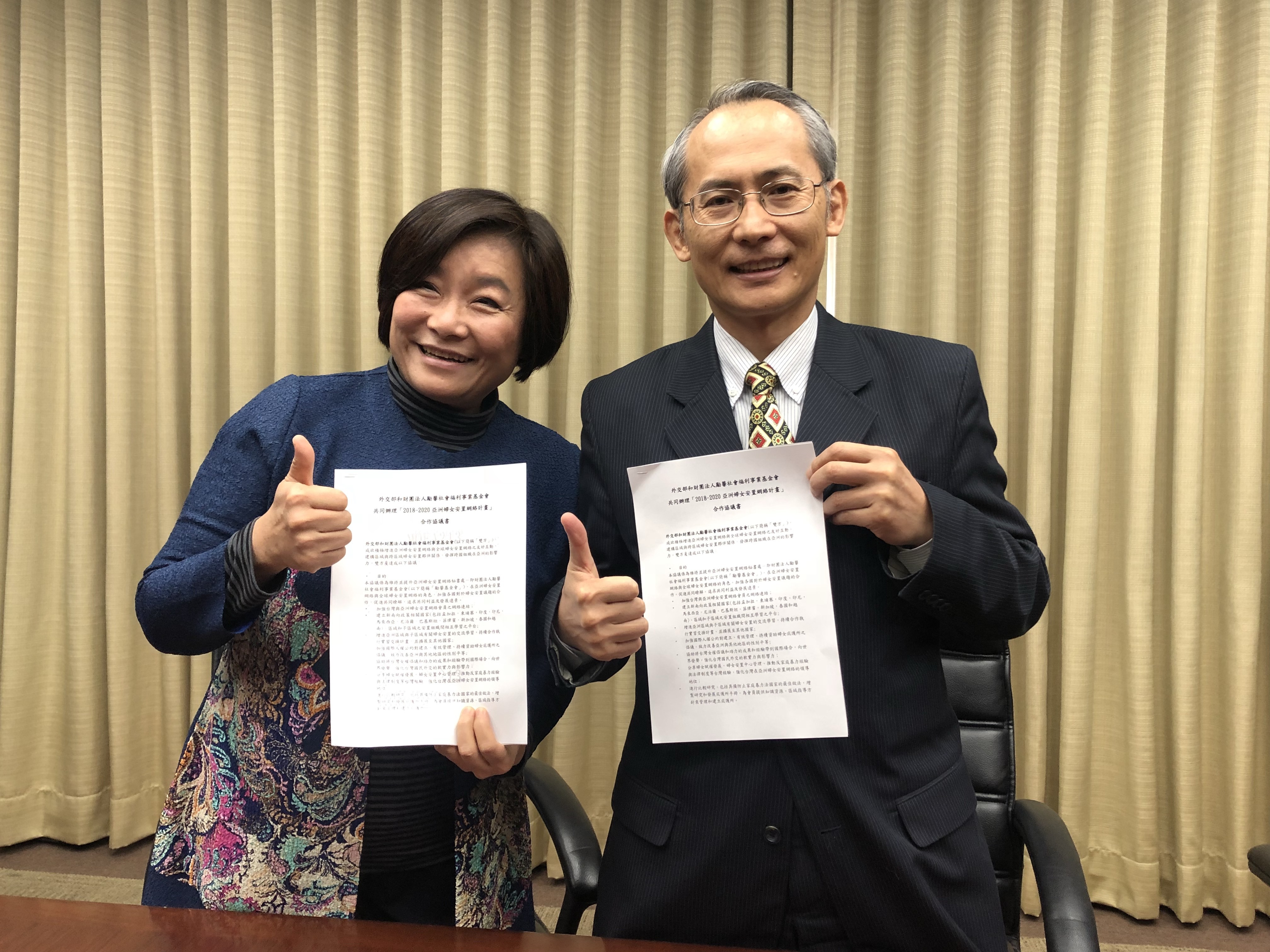 外交部NGO國際事務會執行長賴銘琪（右）與勵馨社會福利事業基金會執行長紀惠容簽署「2018-2020亞洲安置網路計畫」
