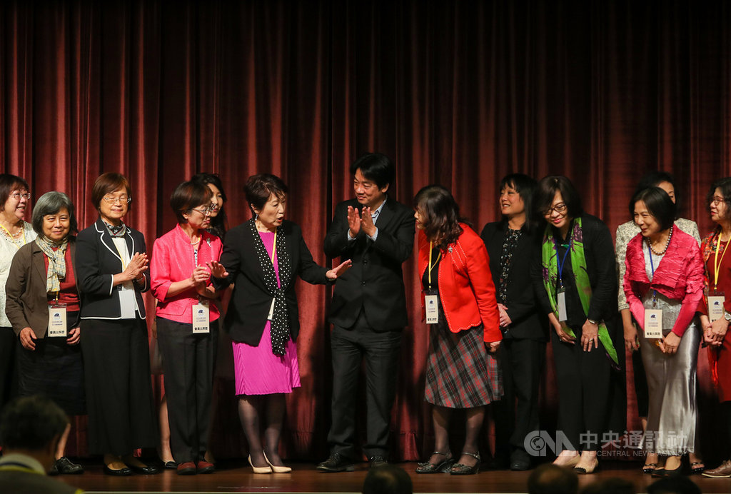 國際自由婦女聯盟24日在福華大飯店舉辦亞太總部「亞太自由婦女協會」成立大會暨慶祝晚會,副總統賴清德(中)出席恭賀,並和協會理監事合影留念。中央社記者裴禛攝 109年10月24日