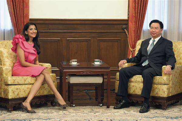 印度籍主持人Shamoly Khera專訪外交部長吳釗燮。