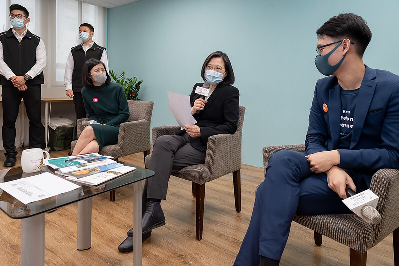 President Tsai interacted with Chairperson An-Ting Liu of TFT, Chairperson Ray Lu of Junyi Academy, and Executive Director Ming-Chu Wu of KIST