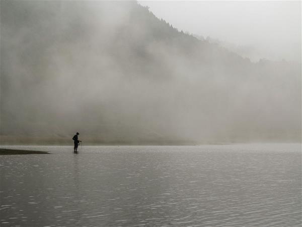湖畔之人並不孤單,因為他正透過水底麥克風,傾聽到不一樣的迴響。