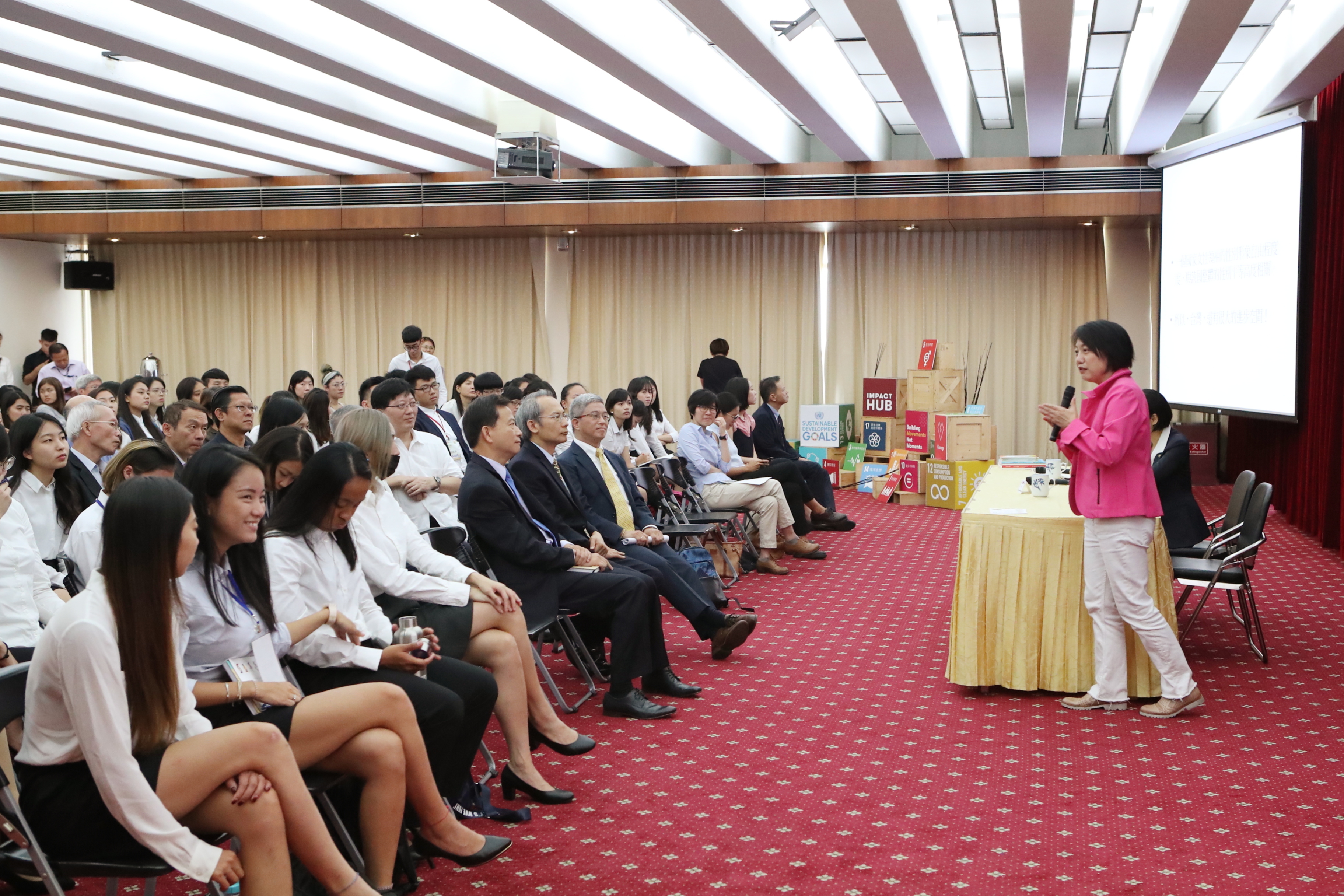 范無任所大使雲以“穿裙子或褲子？當國際政治遇到性別”為題發表精彩演說。