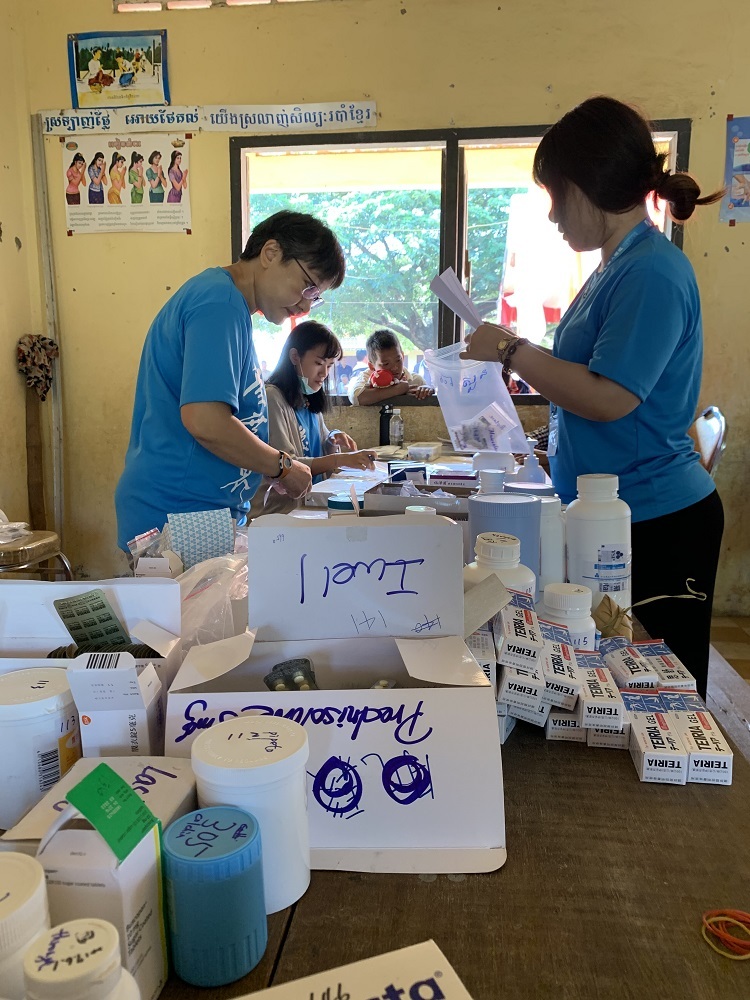 吳明慧藥師帶領志工確認每次核發出去的藥品，堅守三讀五對給藥準則。