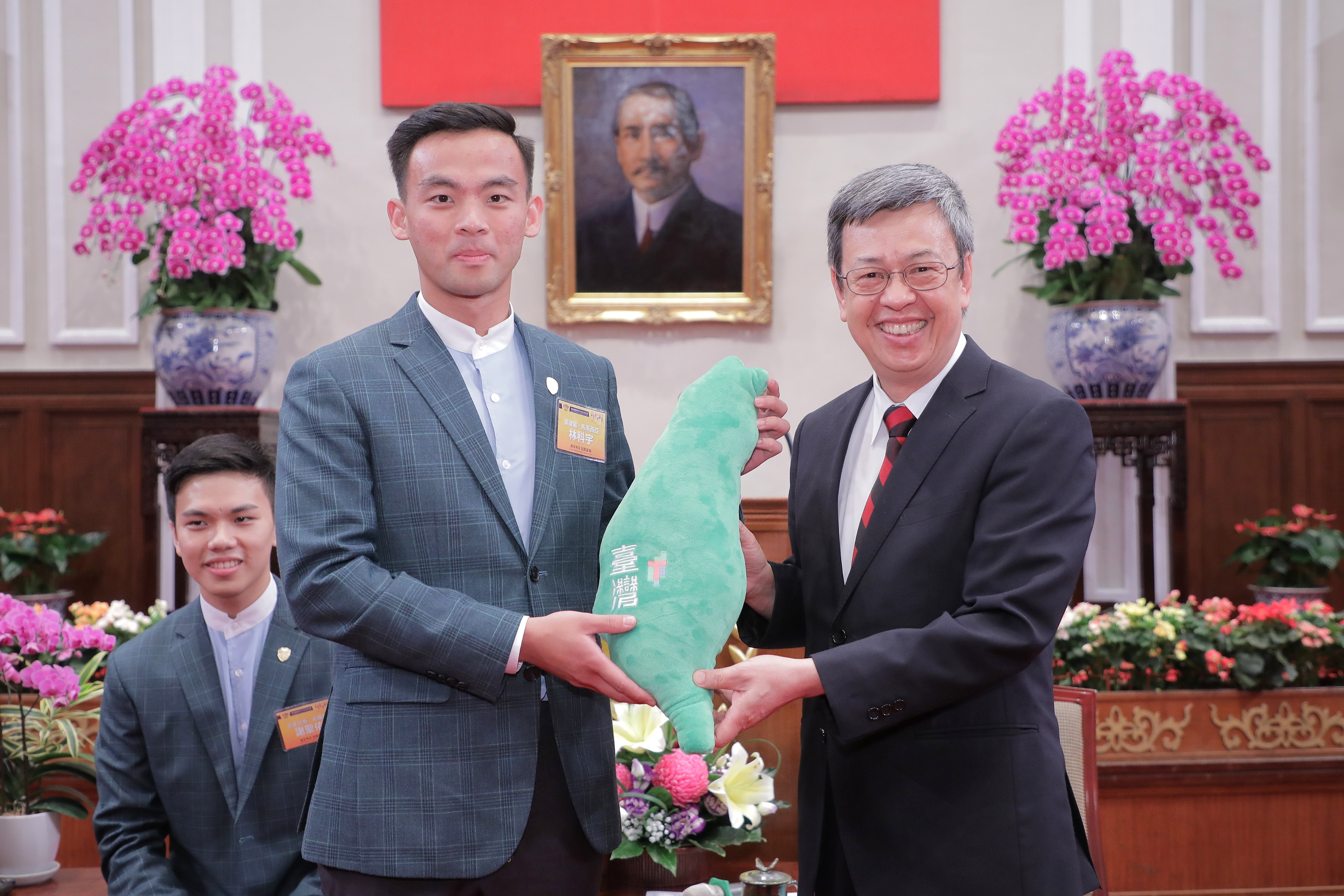 陳副總統建仁致贈禮品予國際青年大使。