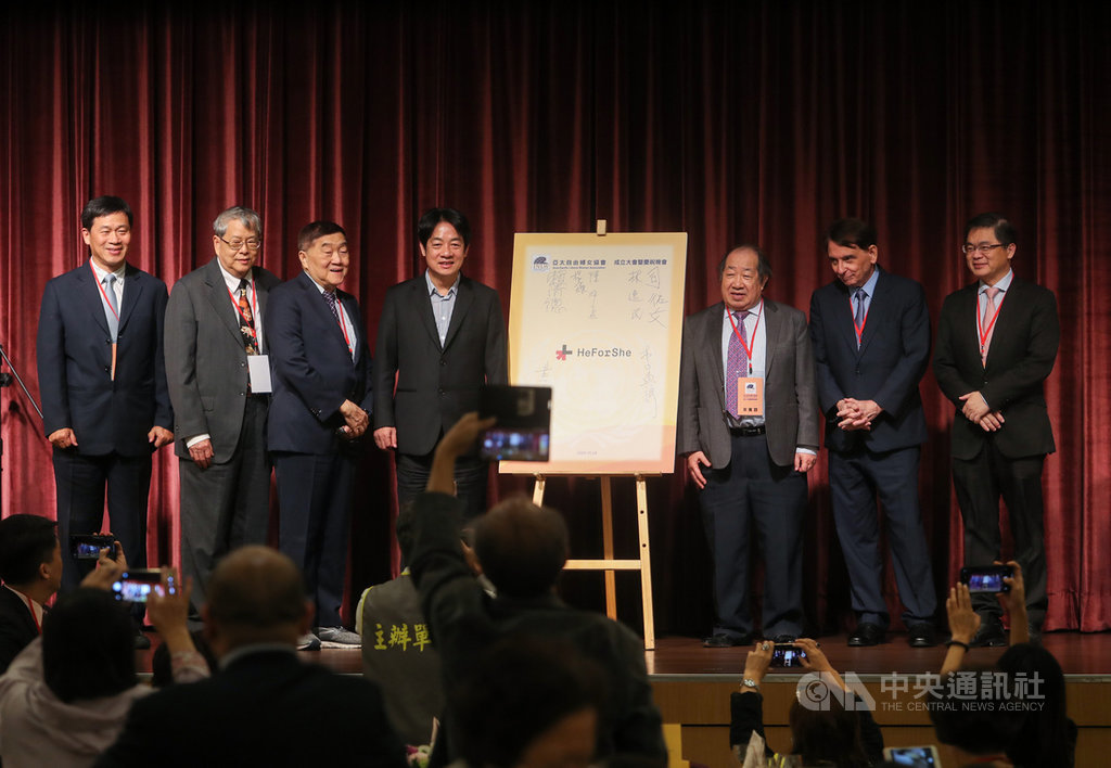 國際自由婦女聯盟24日在台北舉辦亞太總部「亞太自由婦女協會」成立大會暨慶祝晚會,副總統賴清德(左4)與行政院祕書長李孟諺(右)、司法院大法官黃瑞明(左)、綠色逗陣創辦人陳師孟(左2)、前美國在台協會處長司徒文(右2)等出席並留下簽名,表達支持性別平權。中央社記者裴禛攝 109年10月24日