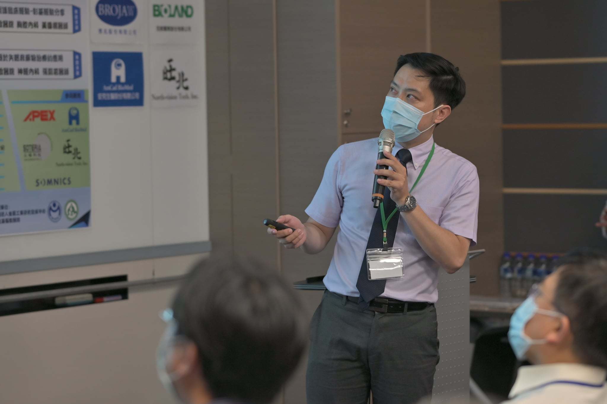 Dr. Huang Guo-Yang presented the clinical experience of respiratory care in the hospital