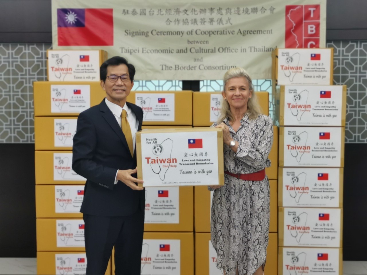 李代表現場並宣布將依難民營需求,捐助1萬2仟枚布口罩予邊境聯合會運用,幫助提升當地衛生及防疫條件。