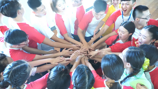 外交部國際青年大使於太平洋友邦吉里巴斯首都塔拉瓦(Tarawa)公演前互相加油打氣。