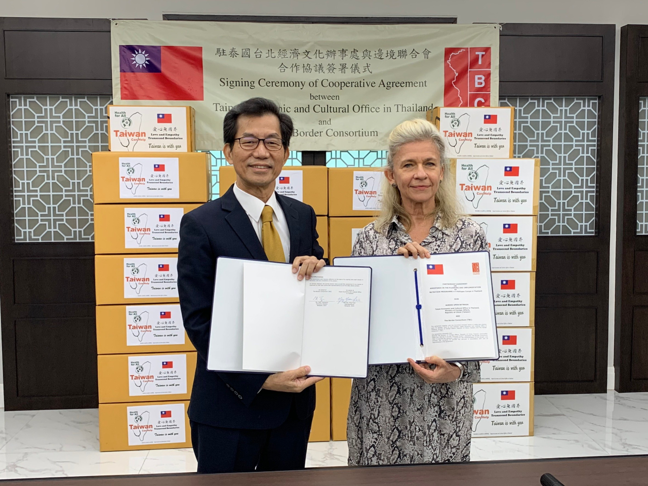 駐泰國辦事處李代表應元與邊境聯合會(The Border Consortium,TBC)執行長Sally Thompson女士共同簽署今年度合作協議。