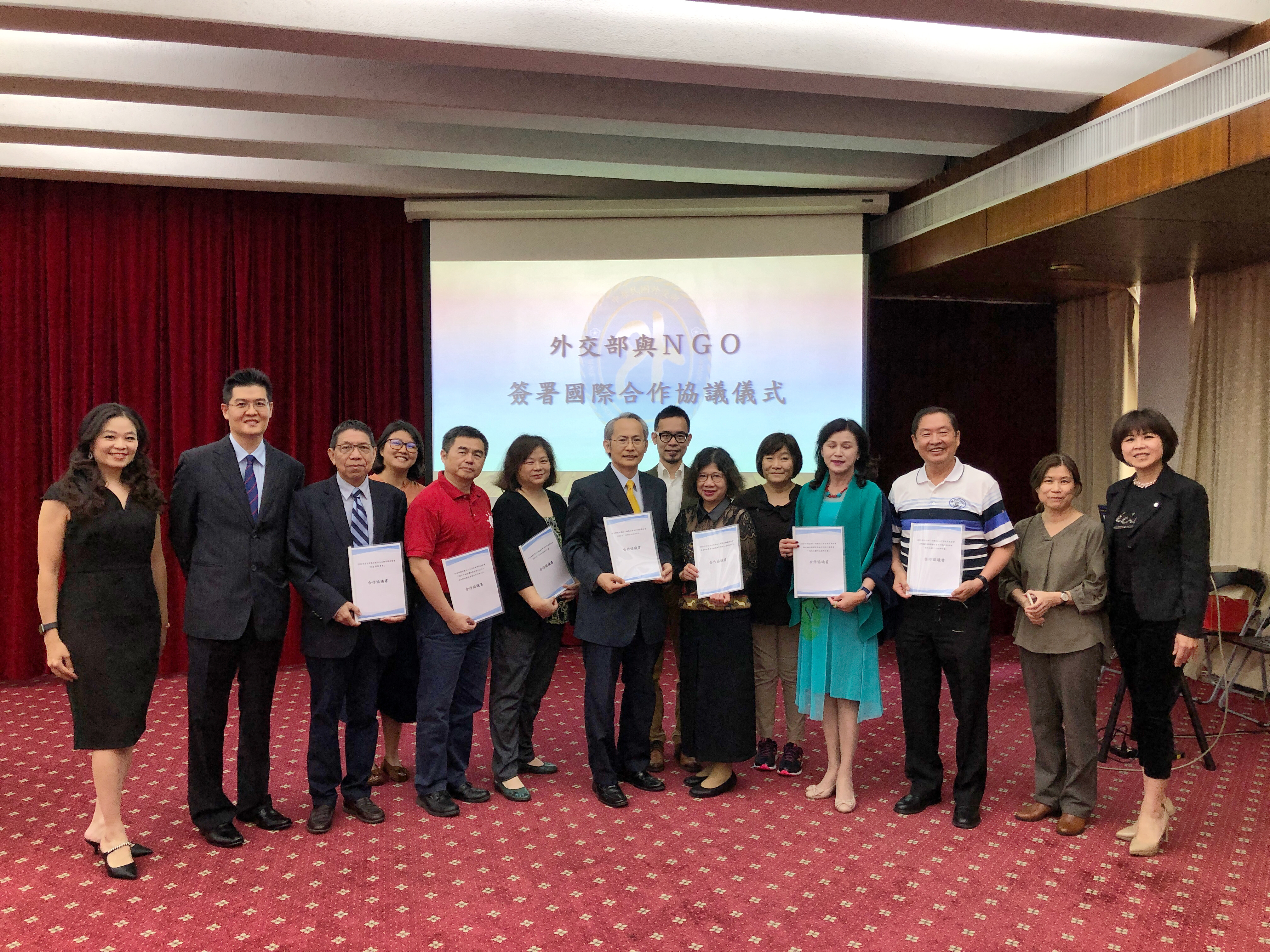 外交部於3月27日與五個非政府組織簽署2020年合作協議書,簽署人除外交部非政府組織國際事務會賴銘琪執行長(中),尚含(持協議書自左起)台灣好鄰居協會謝冠雄理事長、至善基金會洪智杰執行長、勵馨基金會王玥好執行長、羅慧夫基金會王金英執行長、阿彌陀佛關懷協會陳阡惠執行長、普賢基金會代表林青嶔。