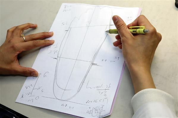 量身、計算縮率、打版，宋有礪一步一步帶著學員做出最適合病患的壓力衣。（林格立攝）
