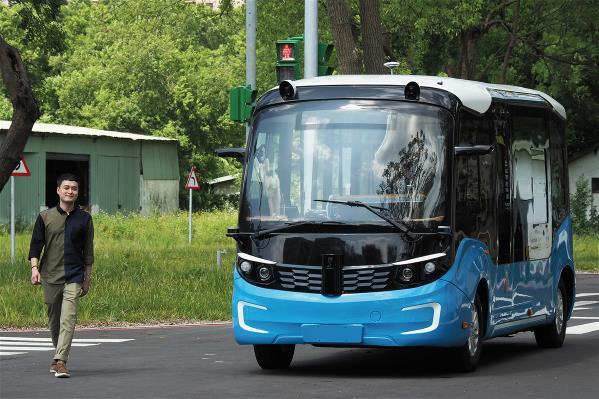 主持人Quang Vinh至「虎頭山創新園區」 體驗台灣無人車的科技能量。