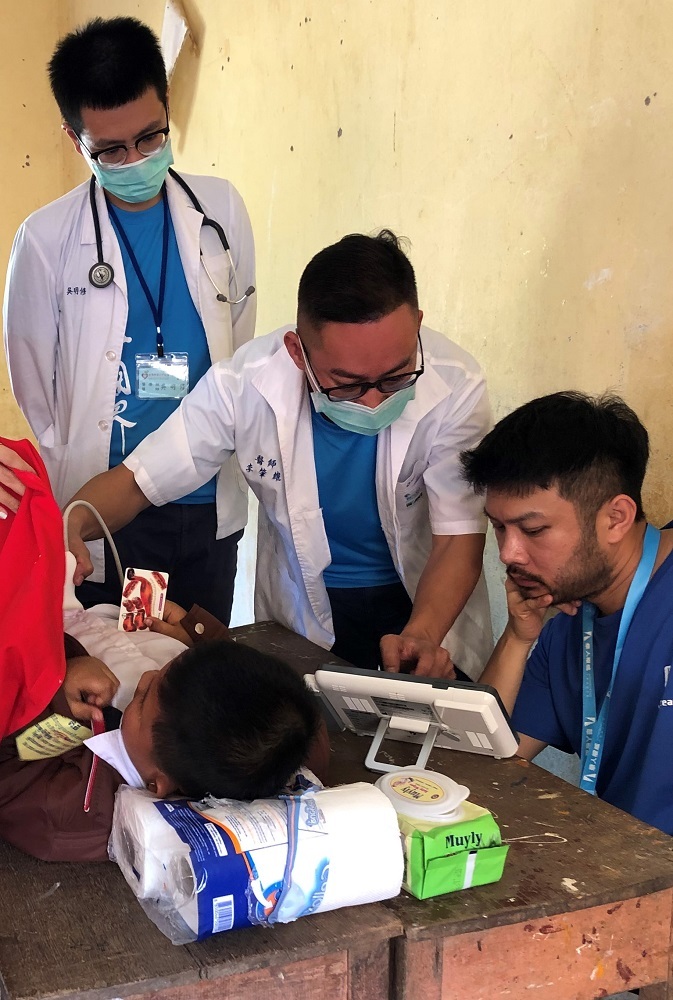 團長李肇雄醫師這次義診帶了BENQ的攜帶式超音波新型機進入偏鄉，與家醫科醫師會診，仔細為每一位村民與孩童看診。