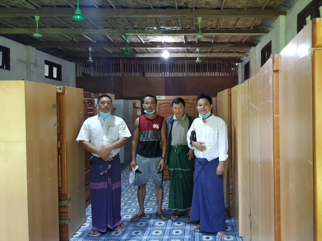 緬甸毛淡棉基督教漢生病醫院人員與整頓完成之物資合影