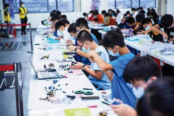 祥儀機器夢工廠的STEM教室,提供機器人設計媒材、程式控制、機電整合等課程。(祥儀企業提供)