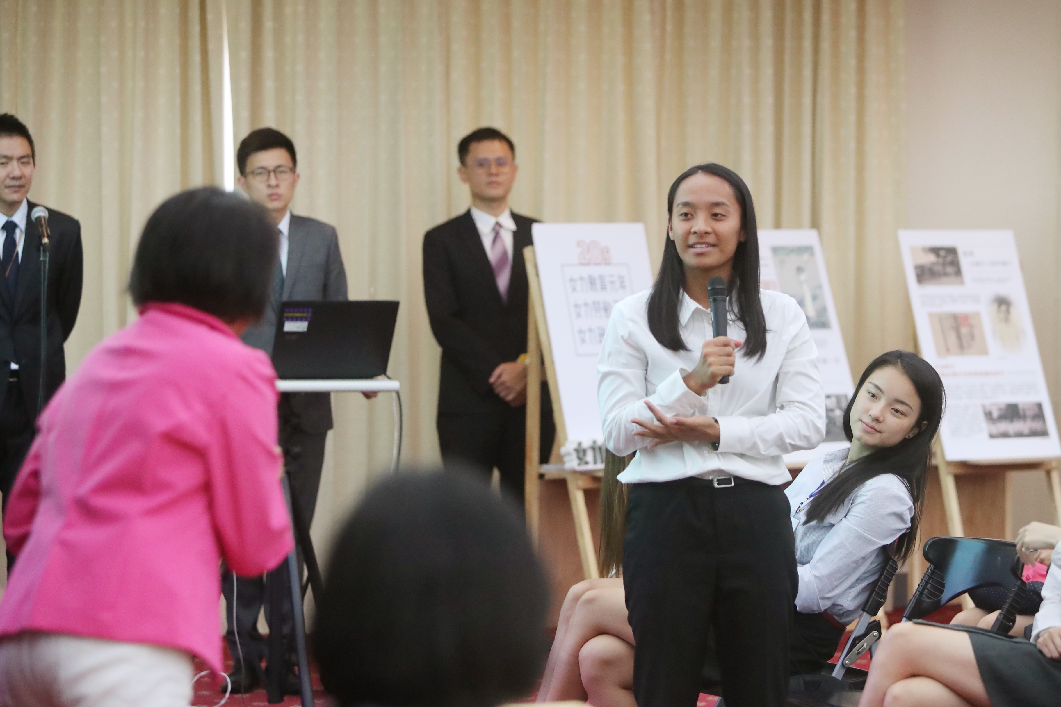 范無任所大使雲接受青年大使提問。