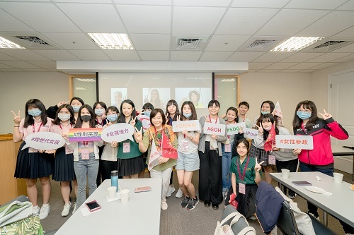 當天論壇講師賴品妤（後排中間）、張育萌（後排右四）、王玥好（後排右一）、成令方（前排右二）與現場女孩們熱情合影。