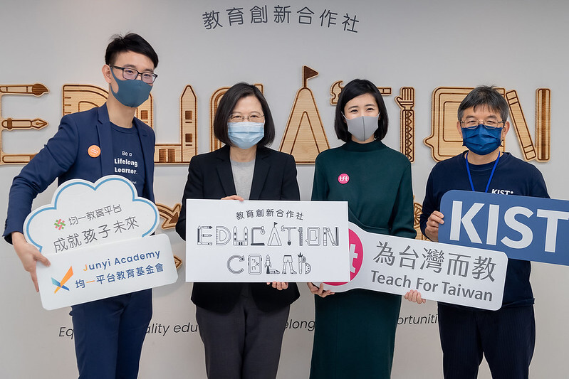 President Tsai took photo with Chairperson An-Ting Liu of TFT, Chairperson Ray Lu of Junyi Academy, and Executive Director Ming-Chu Wu of KIST.