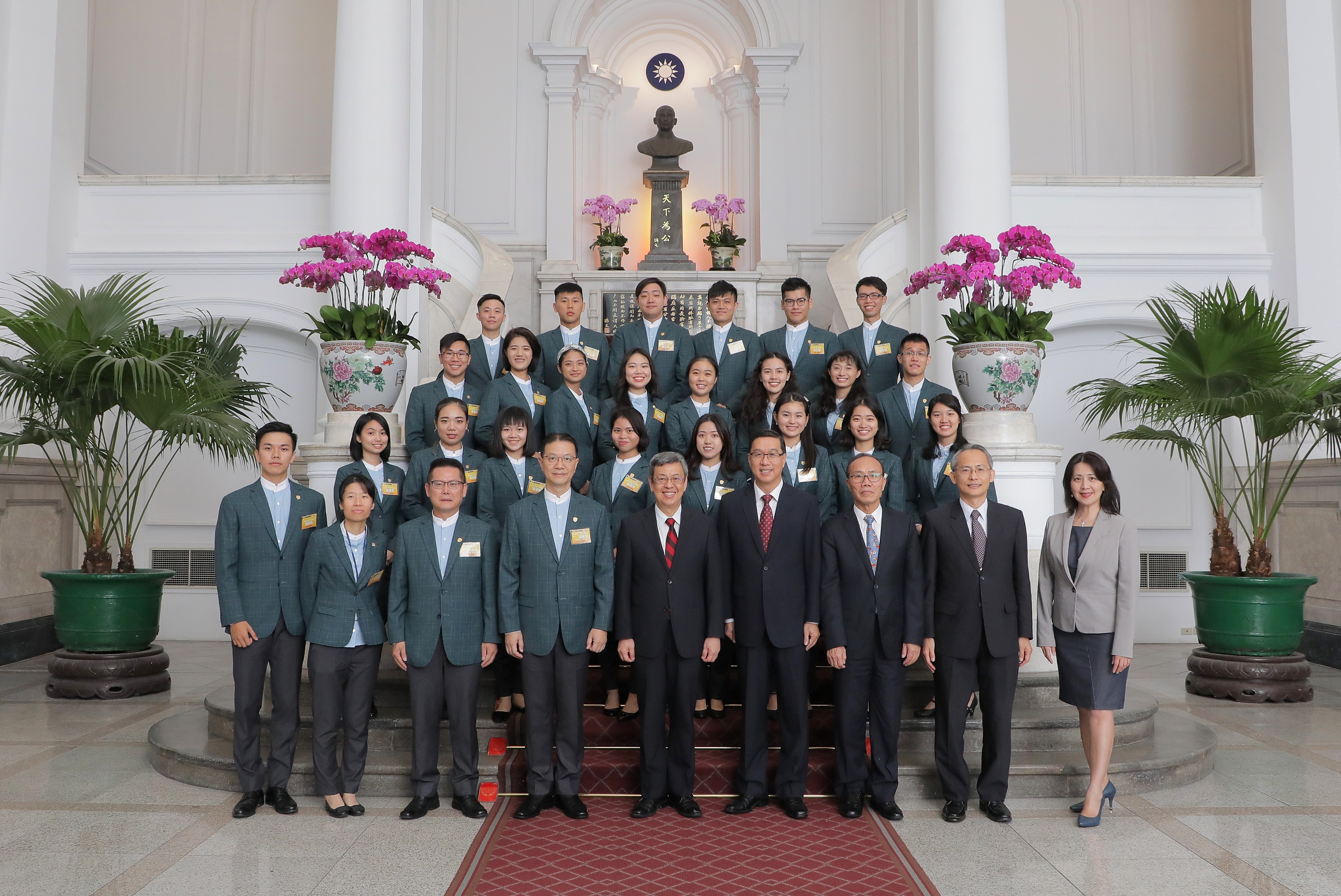 陳副總統建仁與國際青年大使【吉里巴斯-索羅門群島】團團員合影。