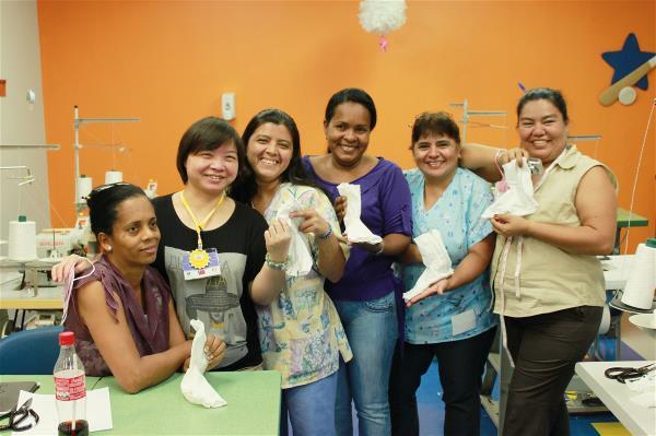 陽光基金會無私分享壓力衣製作技術， 車縫師們因能力提升而嶄露自信笑容。 