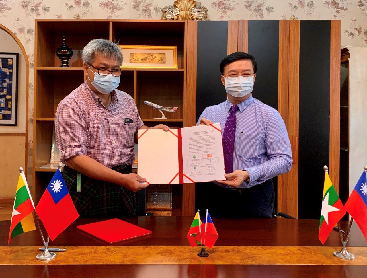 駐緬代表處李朝成大使(右)與全球漢生病宣教會緬甸分會會長Dr Zaw Moe Aung(左)合影