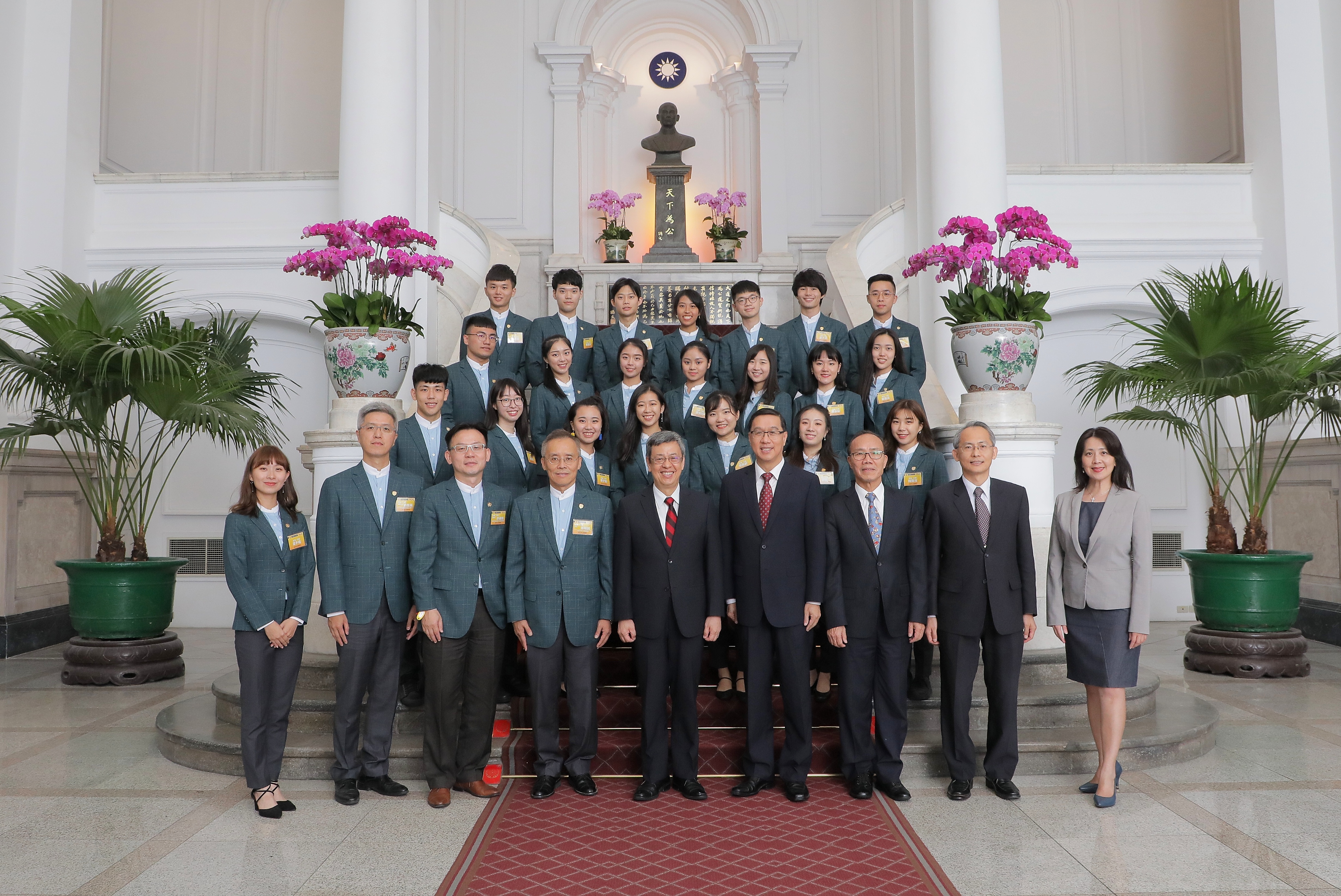 陳副總統建仁與國際青年大使【泰國-印度】團團員合影。